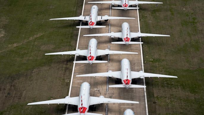 Pandemie koronaviru zasadila drtivou ránu aerolinkám, které musely uzemnit tisíce letadel. 