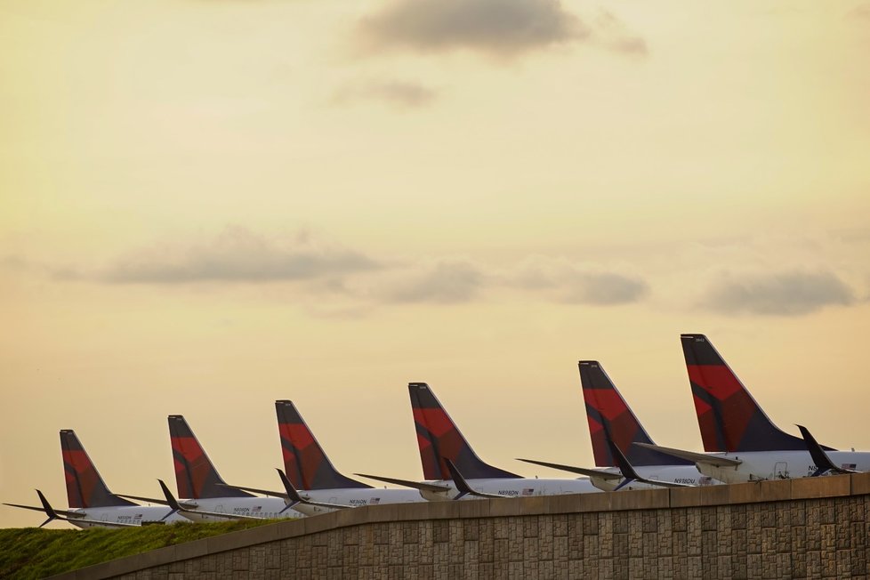 Pandemie koronaviru zasadila drtivou ránu aerolinkám, které musely uzemnit tisíce letadel.