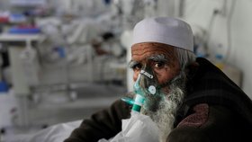 Boj s koronavirem v nemocnici v Kábulu.