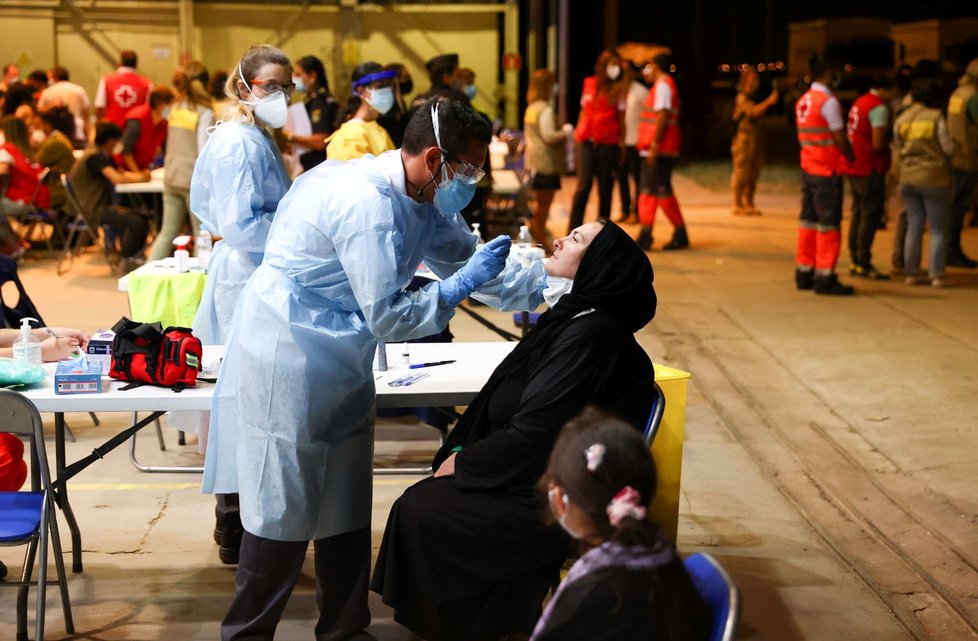 Testování afghánských uprchlíků ve Španělsku (19. 8. 2021) Testování afghánských uprchlíků ve Španělsku (19. 8. 2021)