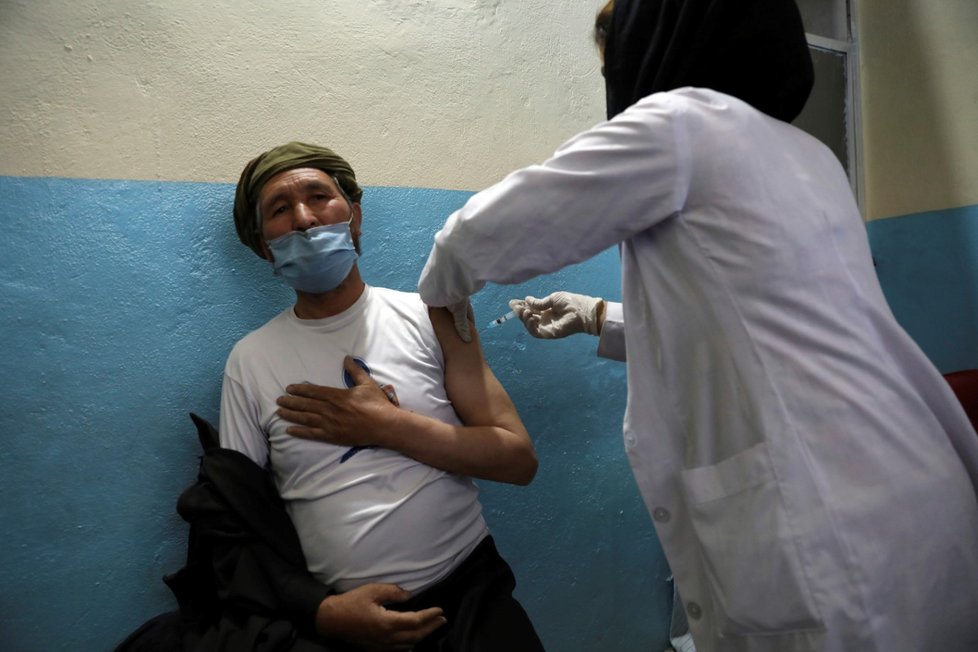 V Afghánistánu se zájemci o vakcínu od čínské společnosti Sinopharm poprali, fronty na očkování musí kontrolovat policie