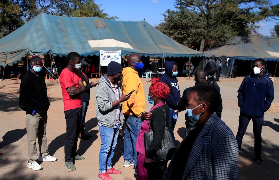 Fronta na vakcínu v zimbabwském Harare.