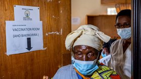 Očkování proti covidu-19 v africké Rwandě (5. 3. 2021)