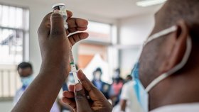 Očkování proti covidu-19 v africké Rwandě (5. 3. 2021)