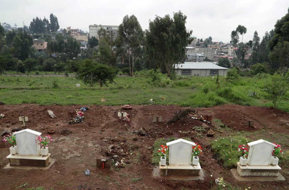 V Africe připravují hroby pro oběti koronaviru