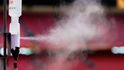 Vědci rozstřikují na stadionu kapky podobné slinám, zjišťují jak fanoušci šíří aerosoly.