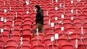 Vědci rozstřikují na stadionu kapky podobné slinám, zjišťují jak fanoušci šíří aerosoly.