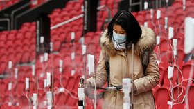 Vědci rozstřikují na stadionu kapky podobné slinám, zjišťují jak fanoušci šíří aerosoly.