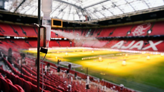 Vědci rozstřikují na stadionu kapky podobné slinám, zjišťují jak fanoušci šíří aerosoly.