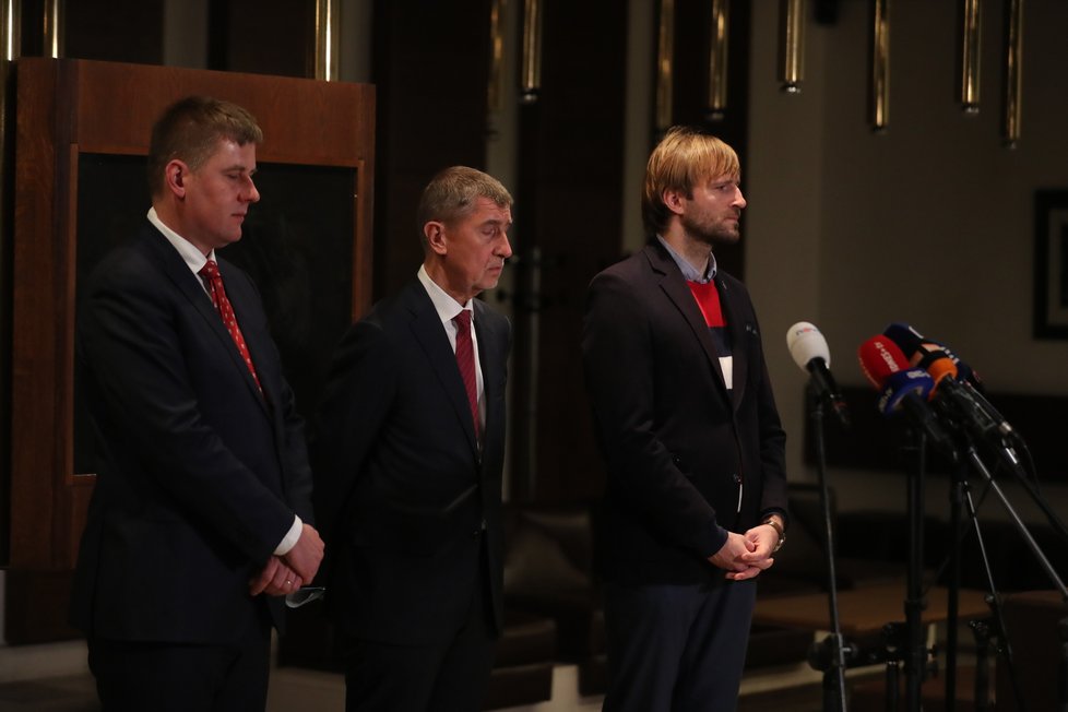 Premiér Andrej Babiš (ANO), ministr zdravotnictví Adam Vojtěch (ANO) a ministr zahraničí Tomáš Petříček (ČSSD) na tiskové konferenci k příletu Čechů z Wu-chanu (3.2.2020)