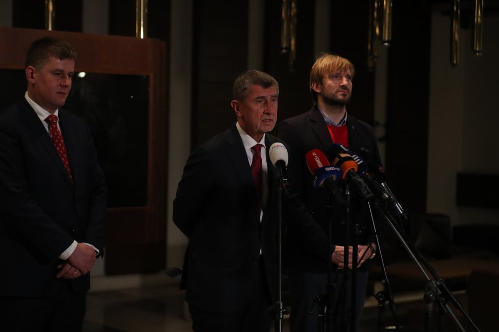 Premiér Andrej Babiš (ANO), ministr zdravotnictví Adam Vojtěch (ANO) a ministr zahraničí Tomáš Petříček (ČSSD) na tiskové konferenci k příletu Čechů  z Wu-chanu (3.2.2020)