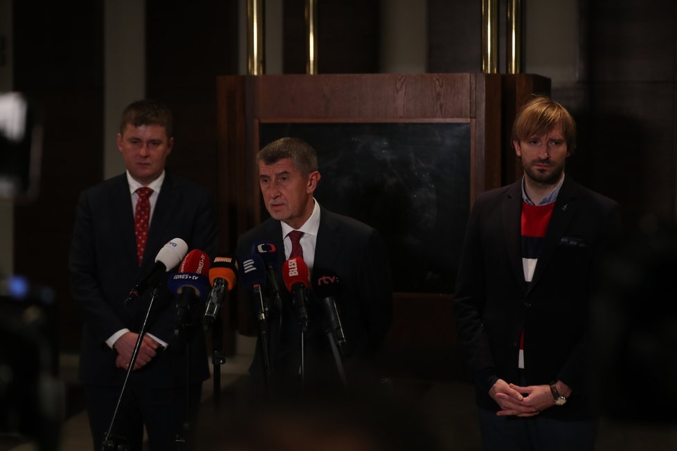 Premiér Andrej Babiš (ANO), ministr zdravotnictví Adam Vojtěch (ANO) a ministr zahraničí Tomáš Petříček (ČSSD) na tiskové konferenci k příletu Čechů  z Wu-chanu (3.2.2020)