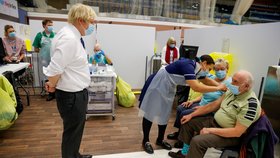 Premiér Velké Británie Boris Johnson na návštěvě očkovacího centra