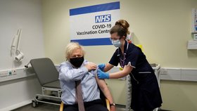 Britský premiér Boris Johnson se nechal očkovat vakcínou AstraZeneca