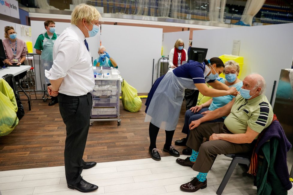 Premiér Velké Británie Boris Johnson na návštěvě očkovacího centra  Premiér Velké Británie Boris Johnson na návštěvě očkovacího centra