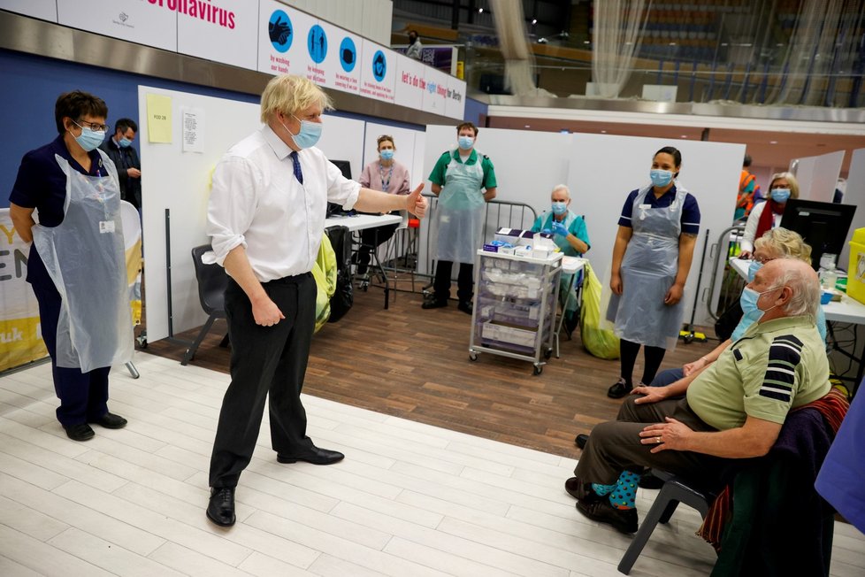 Premiér Velké Británie Boris Johnson na návštěvě očkovacího centra  Premiér Velké Británie Boris Johnson na návštěvě očkovacího centra