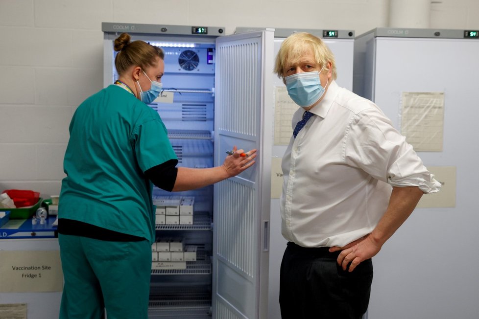 Premiér Velké Británie Boris Johnson na návštěvě očkovacího centra  Premiér Velké Británie Boris Johnson na návštěvě očkovacího centra