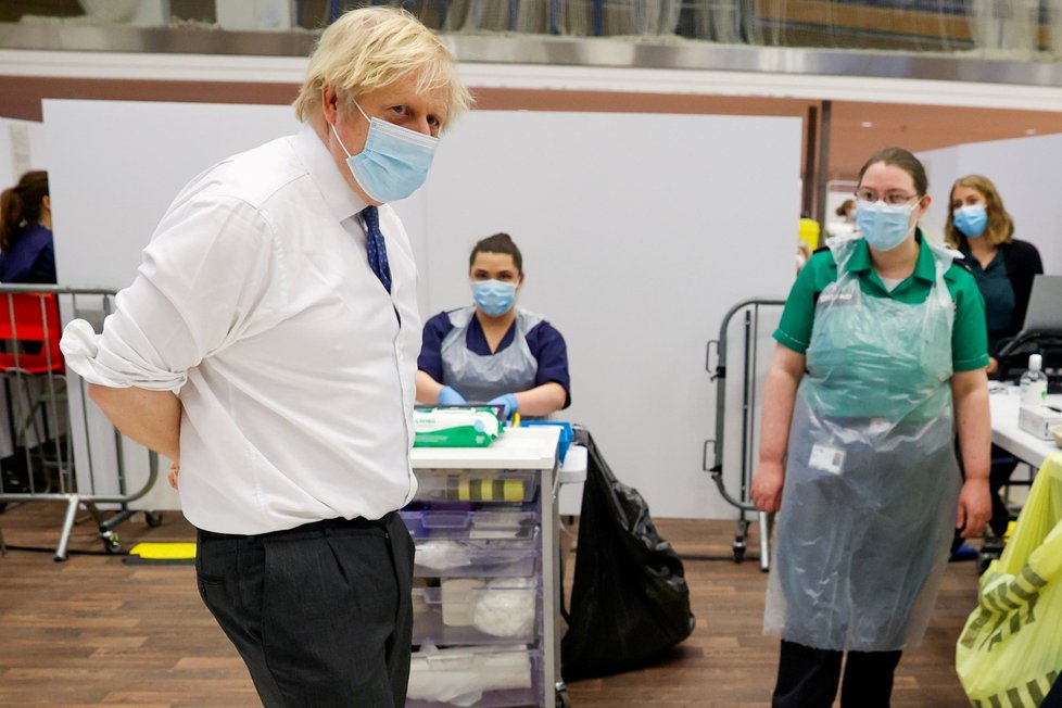 Premiér Velké Británie Boris Johnson na návštěvě očkovacího centra  Premiér Velké Británie Boris Johnson na návštěvě očkovacího centra