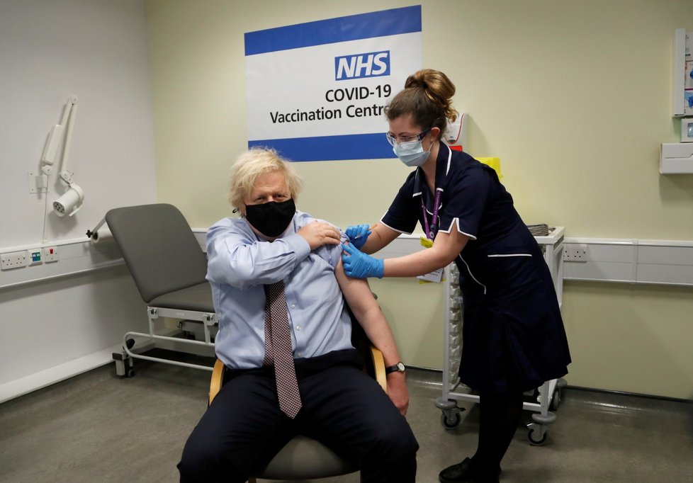 Britský premiér Boris Johnson se nechal očkovat vakcínou AstraZeneca