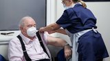 Naočkujte milion nejstarších, apelují experti. A řekli, kolik životů vakcína zachrání