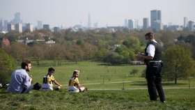 I přes vysoký počet nakažených a mrtvých Britové nemusí nosit roušky a vyrážejí do parků i ulic (11. 4. 2020).