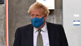 Premiér Boris Johnson v roušce