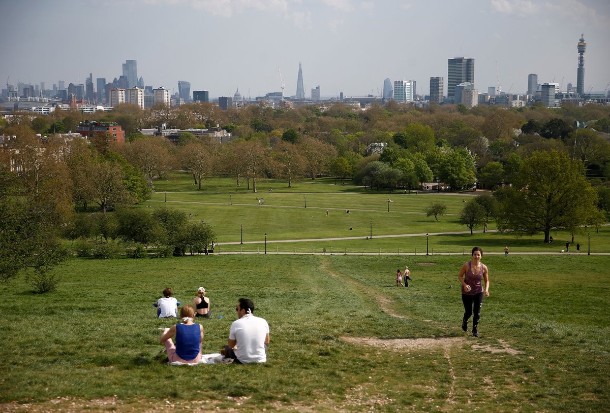 I přes vysoký počet nakažených a mrtvých Britové nemusí nosit roušky a vyrážejí do parků i ulic (11. 4. 2020)