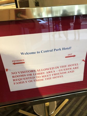 Upozornění hotelu: Do lobby a pokojů nesmí návštěvy, pouze ubytovaní hosté