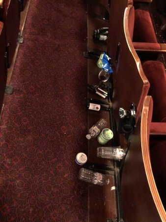 Diváci mohou v divadlech v Británii konzumovat a pít alkohol přímo v hledišti - podle toho to také na konci představení vypadá