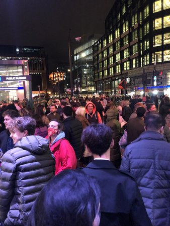 Sobota v Londýně v centru - davy lidí proudící za zábavou
