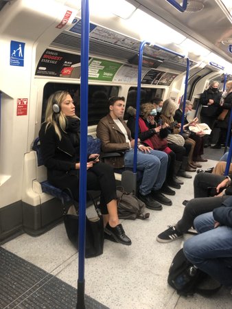Večerní cesta metrem - roušky má skutečně zlomek lidí