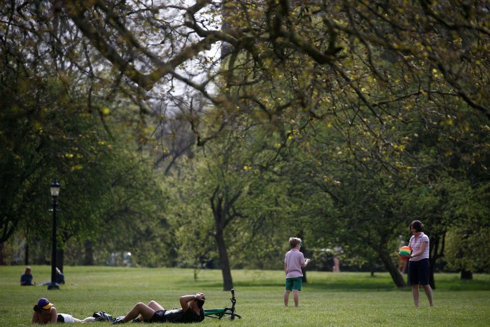 I přes vysoký počet nakažených a mrtvých Britové nemusí nosit roušky a vyrážejí do parků i ulic (11. 4. 2020)