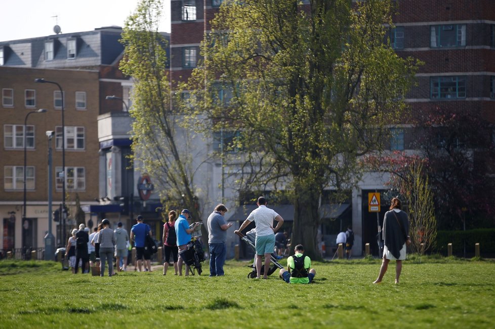 I přes vysoký počet nakažených a mrtvých Britové nemusí nosit roušky a vyrážejí do parků i ulic. (11. 4. 2020)