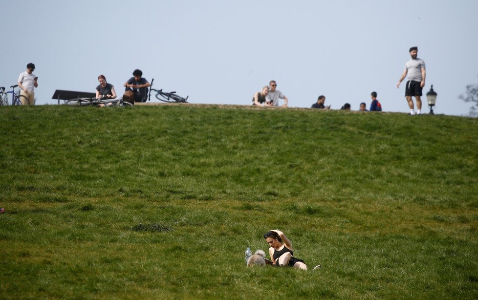 I přes vysoký počet nakažených a mrtvých Britové nemusí nosit roušky a vyrážejí do parků i ulic (11. 4. 2020).