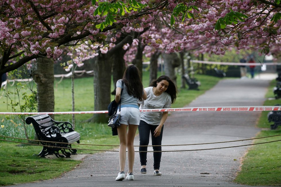 I přes vysoký počet nakažených a mrtvých Britové nemusí nosit roušky a vyrážejí do parků i ulic (11. 4. 2020).