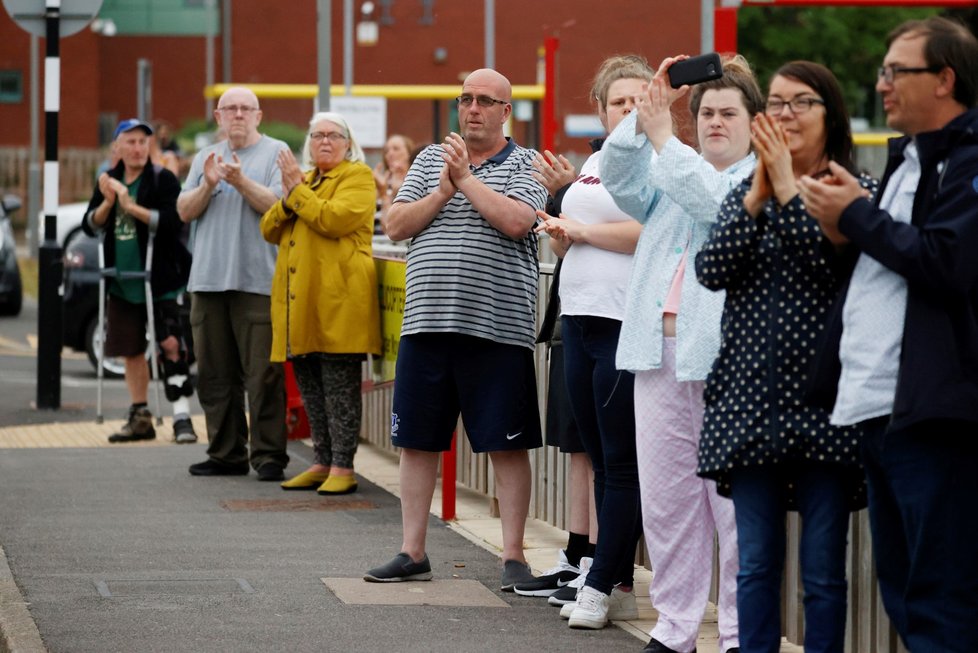 Velká Británie vyjadřuje podporu pracovníkům ve zdravotnictví potleskem. (22. 5. 2020)