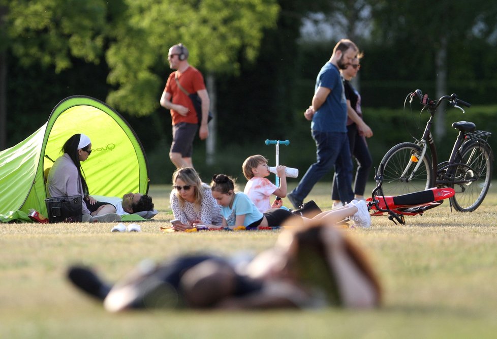 Britové relaxují v parcích v době karantény. (22. 5. 2020)