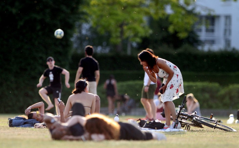 Britové relaxují v parcích v době karantény (22. 5. 2020).