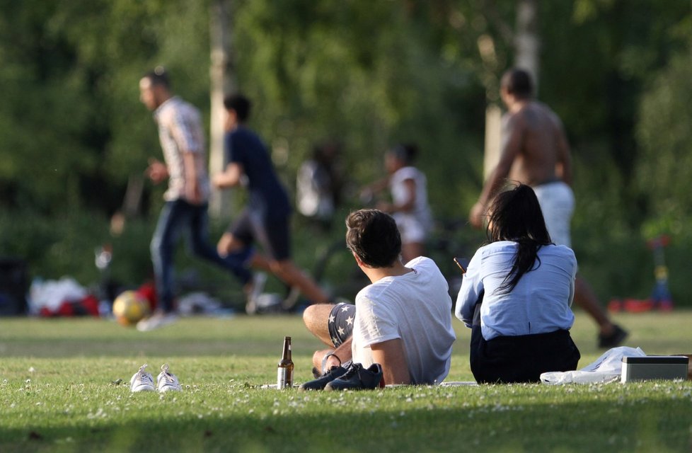 Britové relaxují v parcích v době karantény (22. 5. 2020).