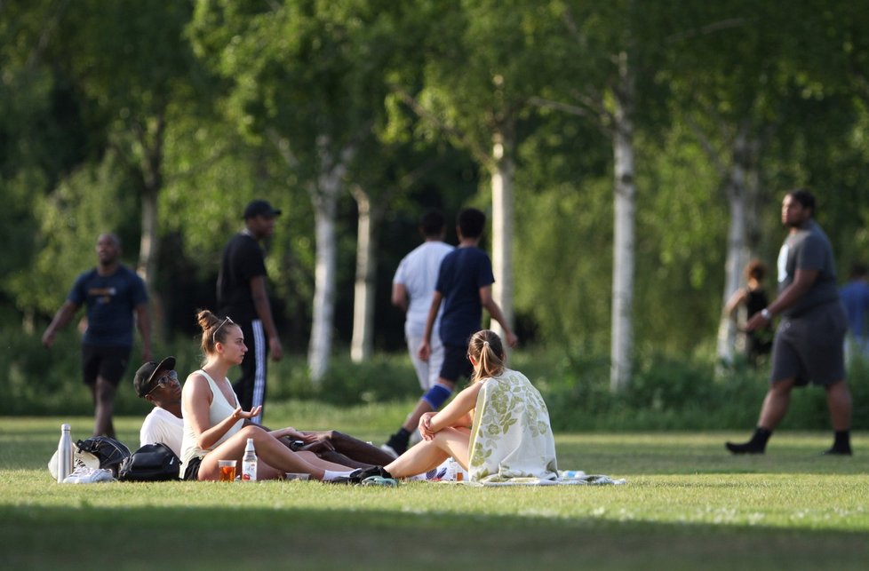 Britové relaxují v parcích v době karantény. (22. 5. 2020)