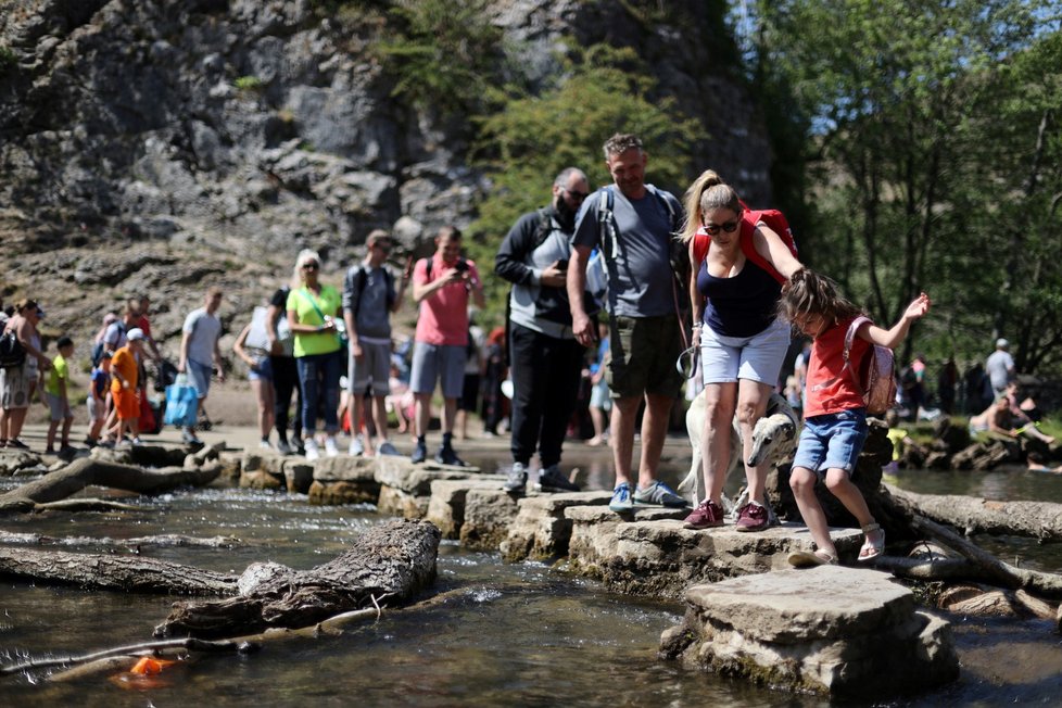 Britové si užívají rozvolnění opatření (30. 5. 2020)