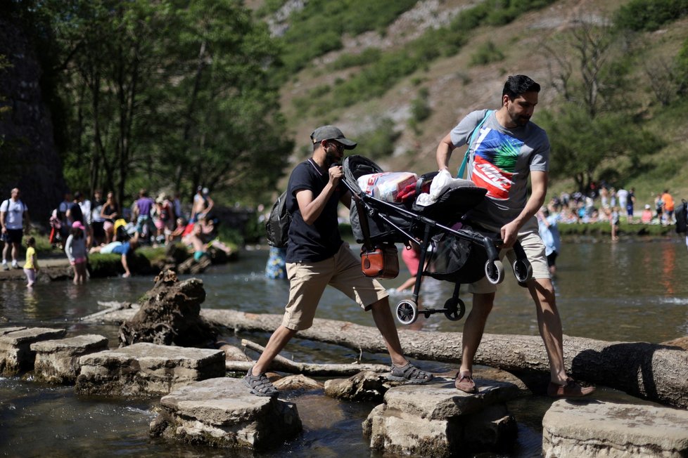 Britové si užívají rozvolnění opatření. (30. 5. 2020)