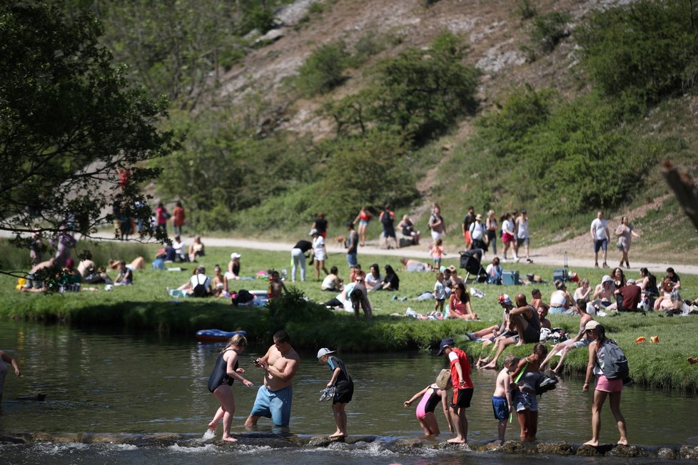 Britové si užívají rozvolnění opatření (30. 5. 2020).