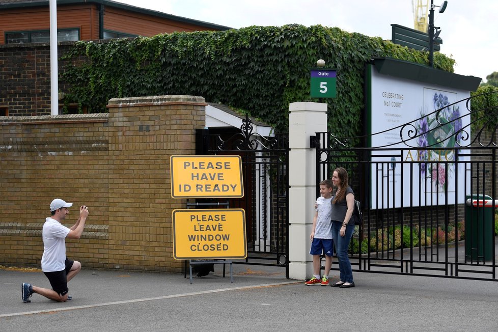 Tento víkend měla začínat největší tenisová událost roku: Wimbledon. Turnaj byl ale přesunut kvůli koronaviru na příští rok. (28. 6. 2020).