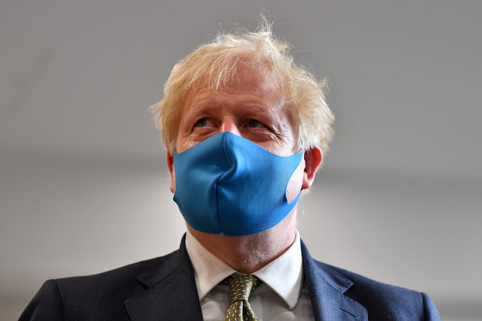 Premiér Boris Johnson v roušce