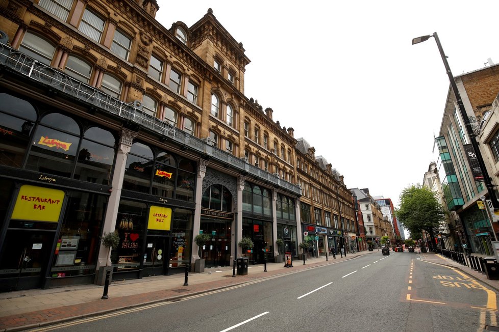 Obchody v anglickém Manchesteru jsou kvůli koronaviru zavřené (16. 7. 2020).