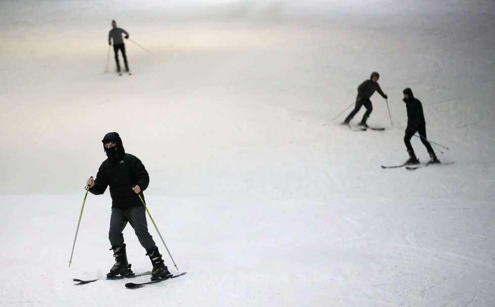 Koronavirus v Británii: Lidé nosí roušky při lyžování v hale