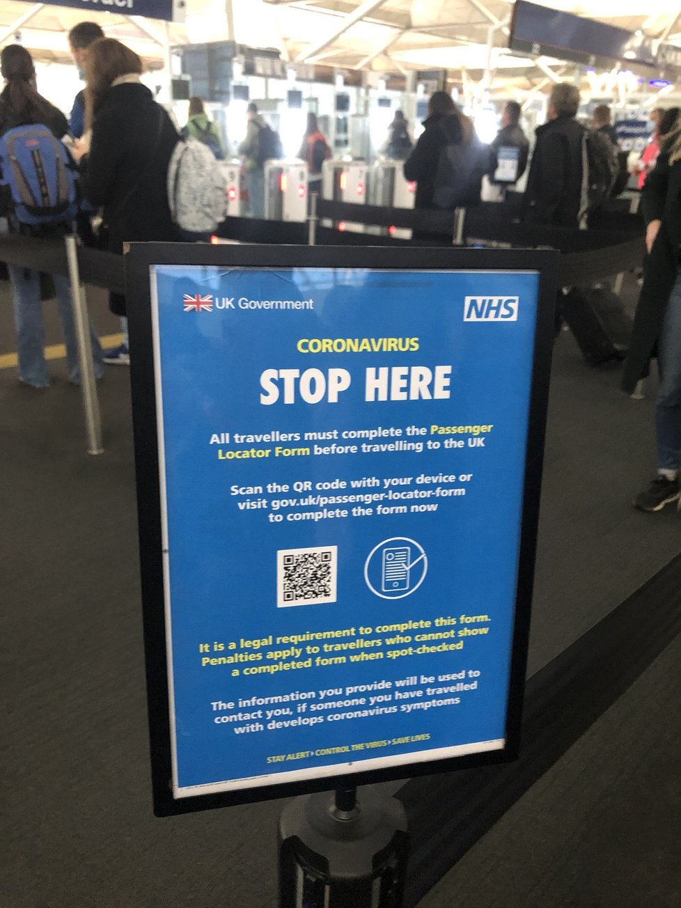 Letiště Stansted - všude vás vítají upozornění, co všechno si máte připravit před vstupem do země