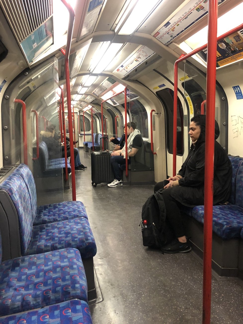 Dopolední cesta metrem - lidé nemusí v hromadné dopravě nosit roušky