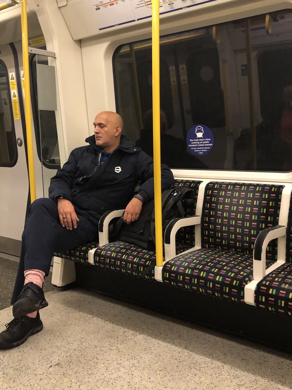 Dopolední cesta metrem - lidé nemusí v hromadné dopravě nosit roušky, ačkoliv všude je doporučení si je nasadit